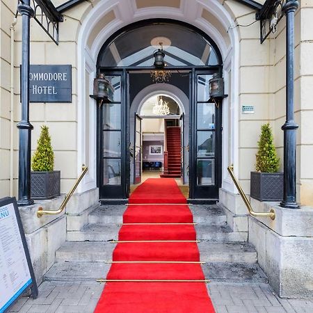 Commodore Hotel Коб Екстериор снимка