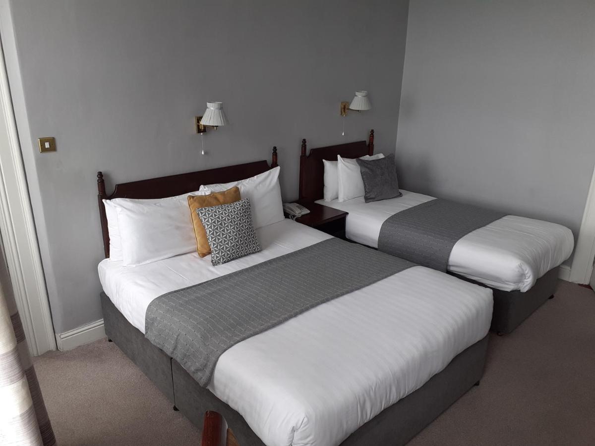 Commodore Hotel Коб Екстериор снимка