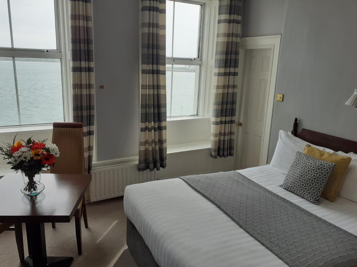 Commodore Hotel Коб Екстериор снимка