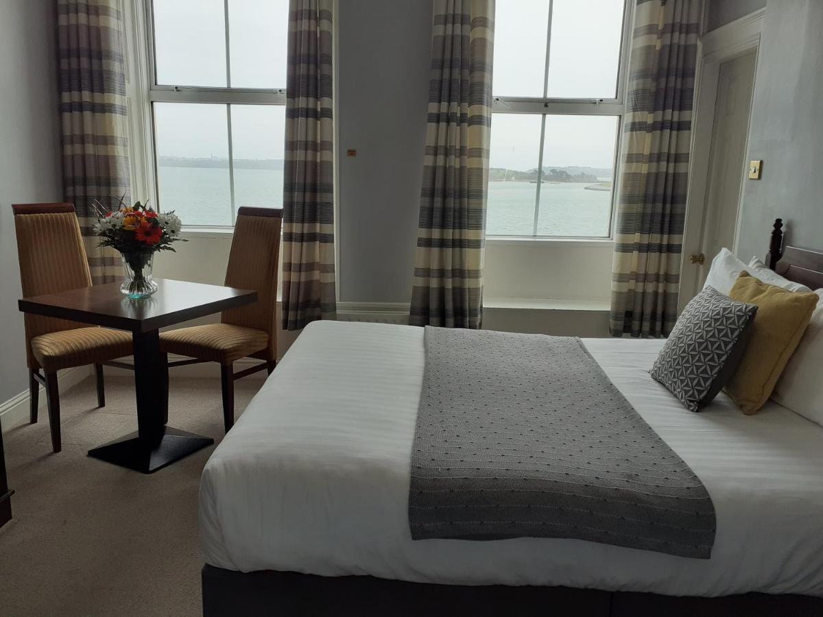 Commodore Hotel Коб Екстериор снимка