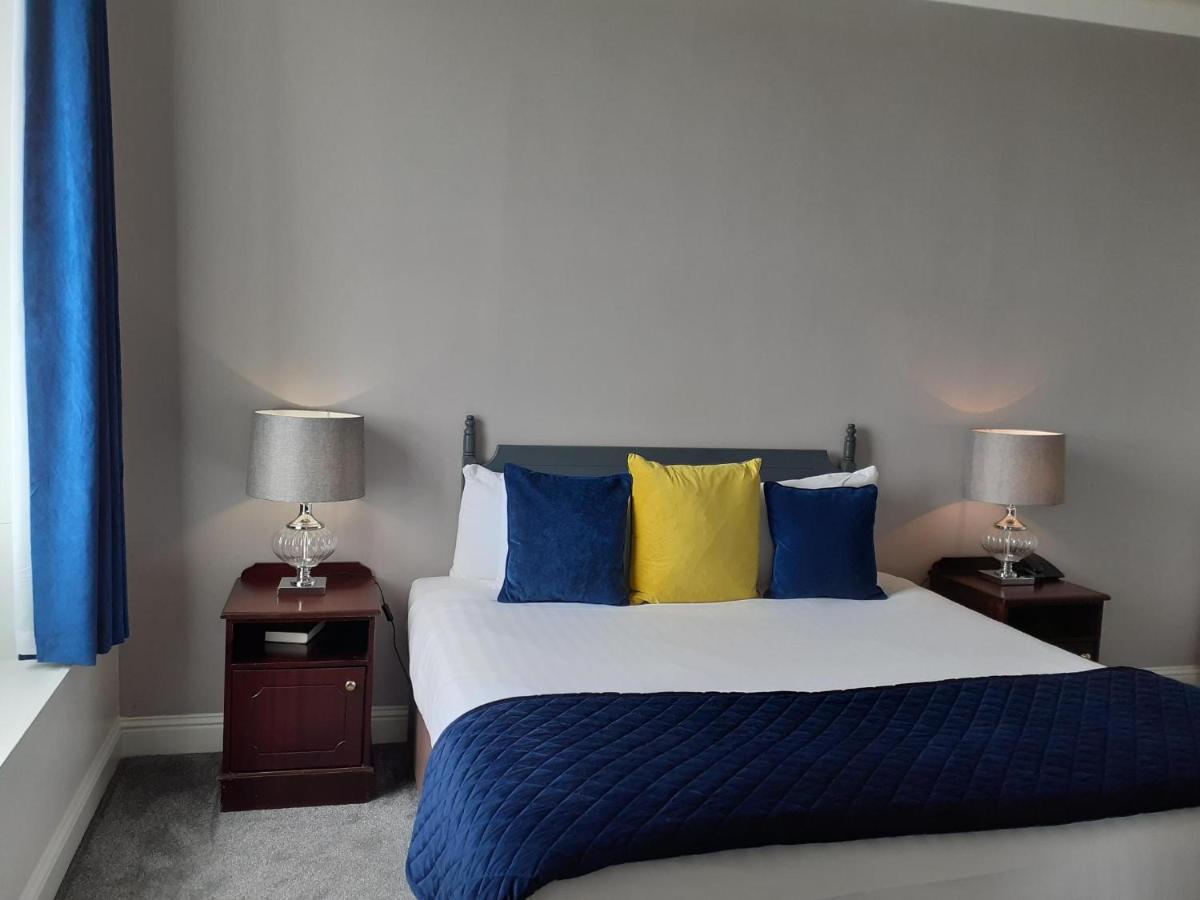 Commodore Hotel Коб Екстериор снимка