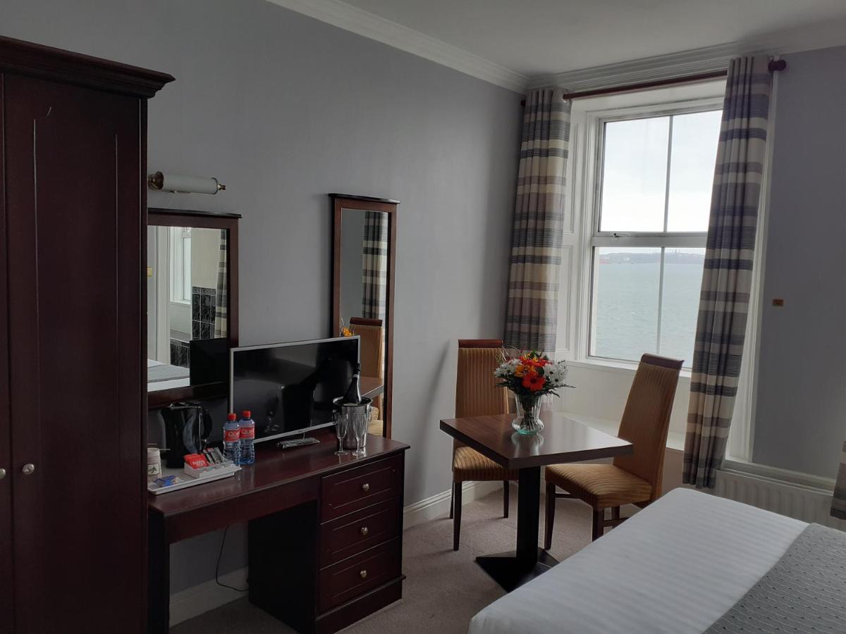 Commodore Hotel Коб Екстериор снимка
