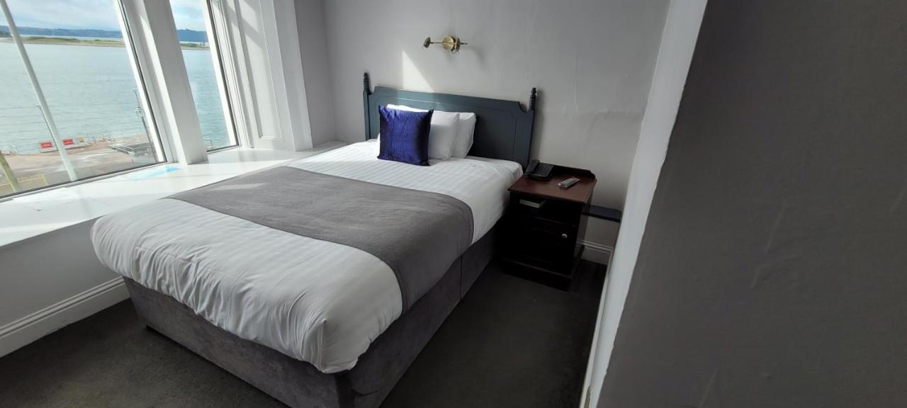 Commodore Hotel Коб Екстериор снимка