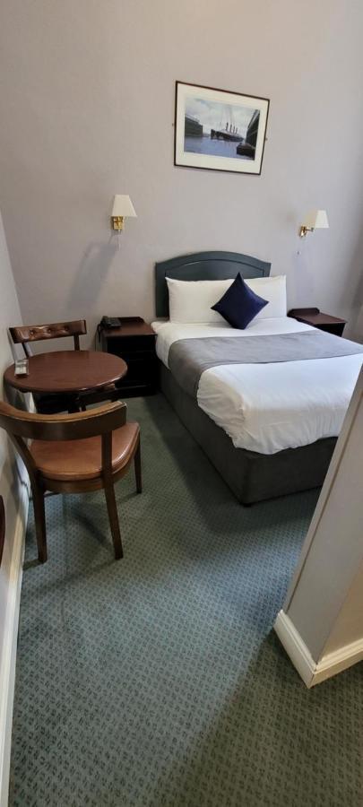 Commodore Hotel Коб Екстериор снимка