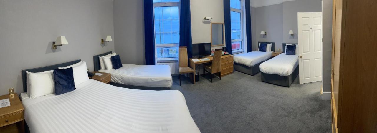 Commodore Hotel Коб Екстериор снимка