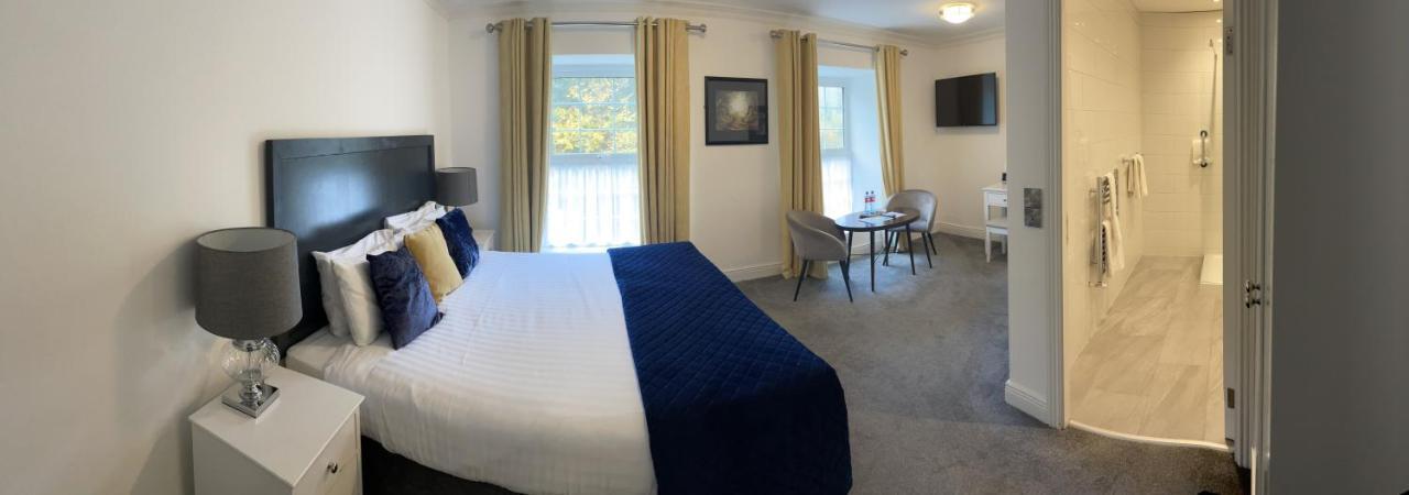 Commodore Hotel Коб Екстериор снимка