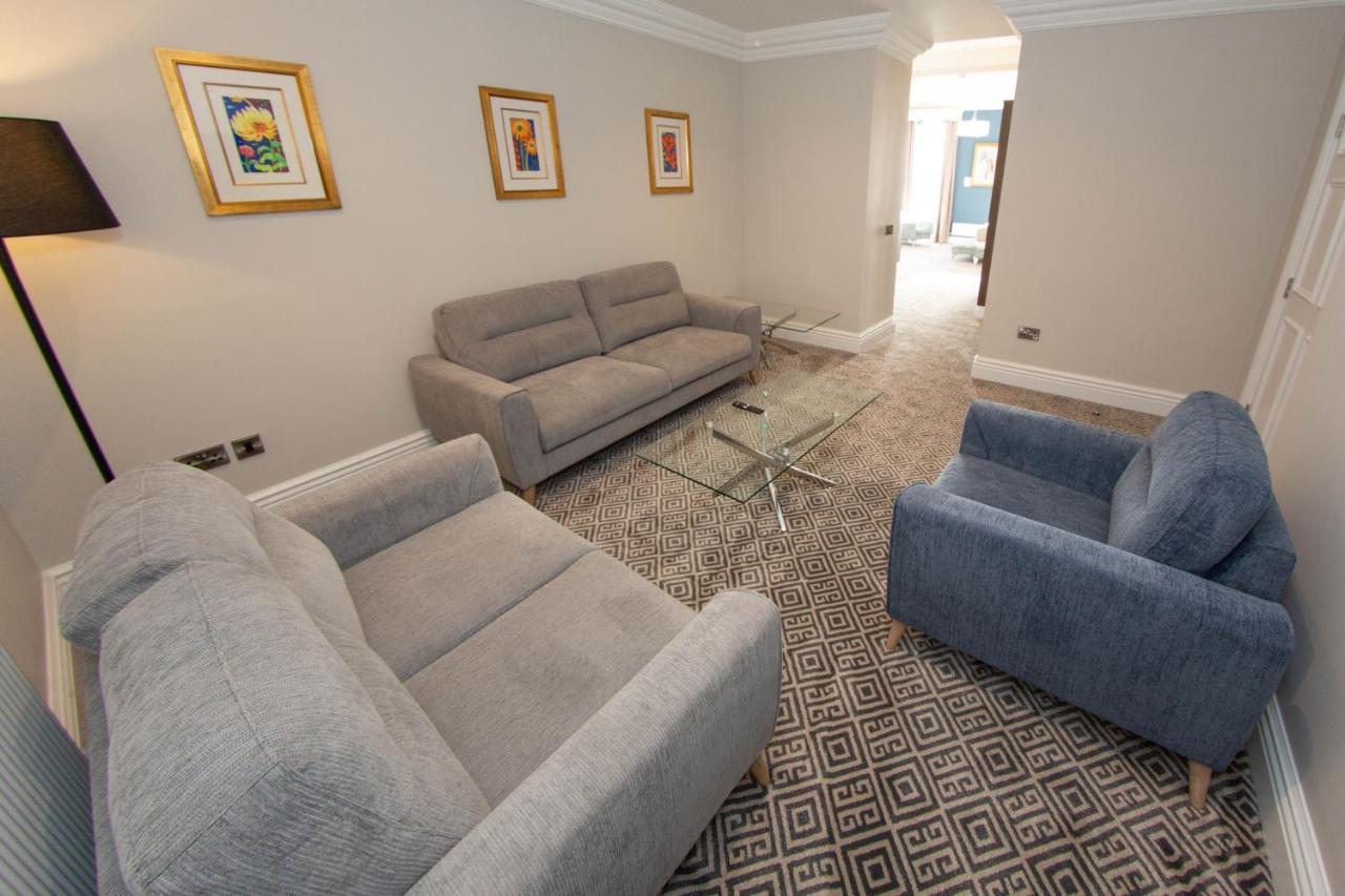 Commodore Hotel Коб Екстериор снимка
