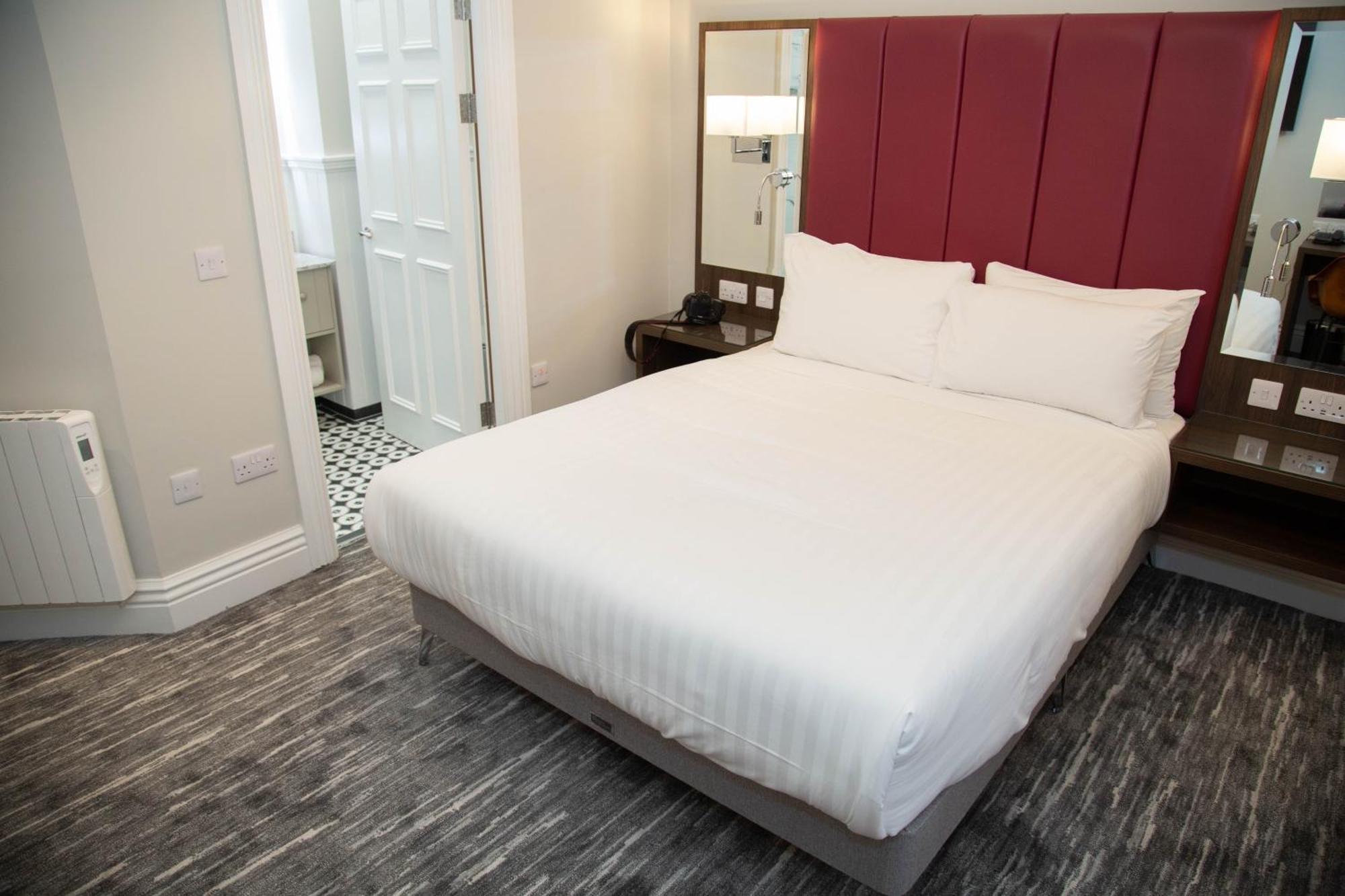 Commodore Hotel Коб Екстериор снимка