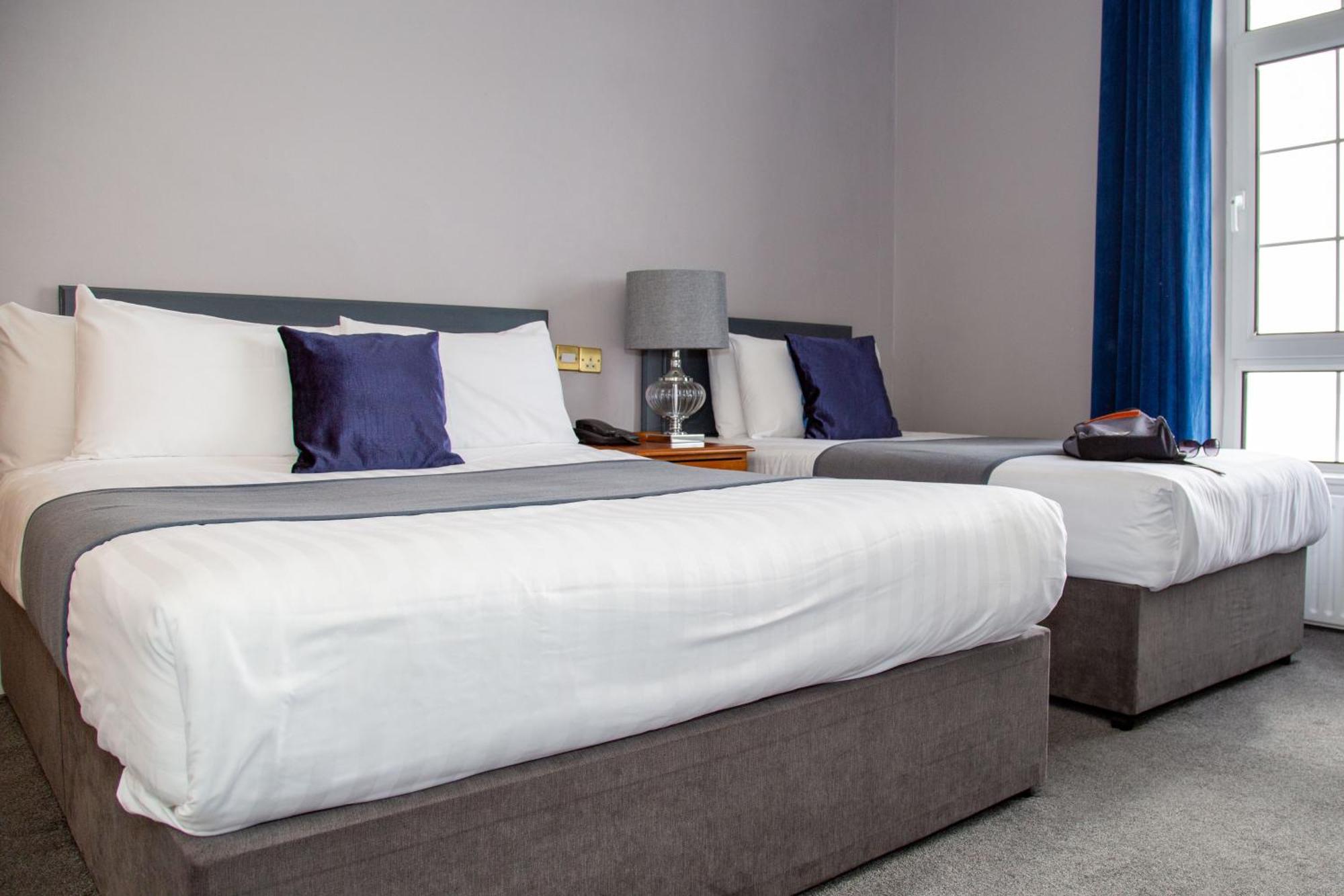 Commodore Hotel Коб Екстериор снимка