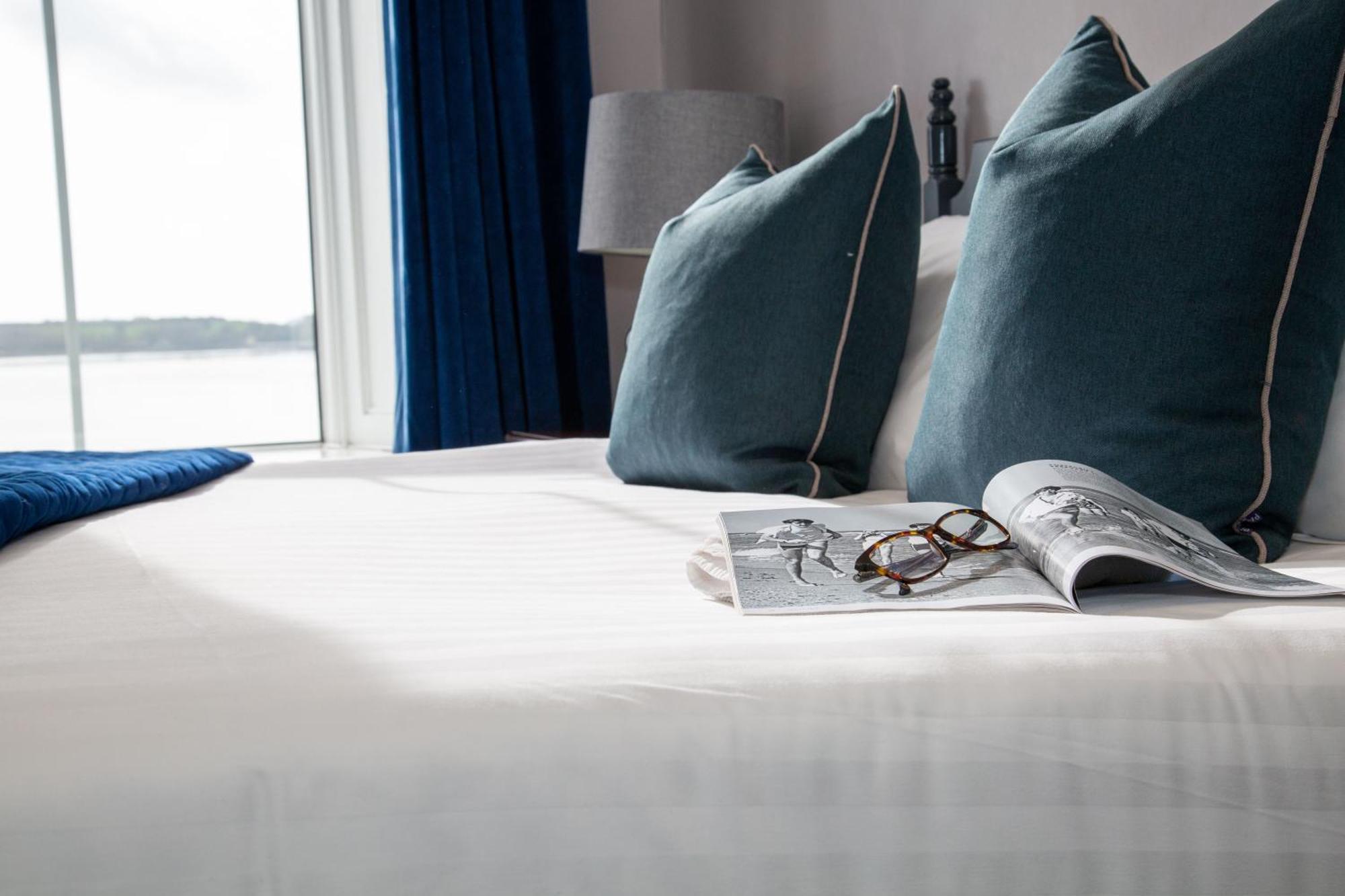 Commodore Hotel Коб Екстериор снимка
