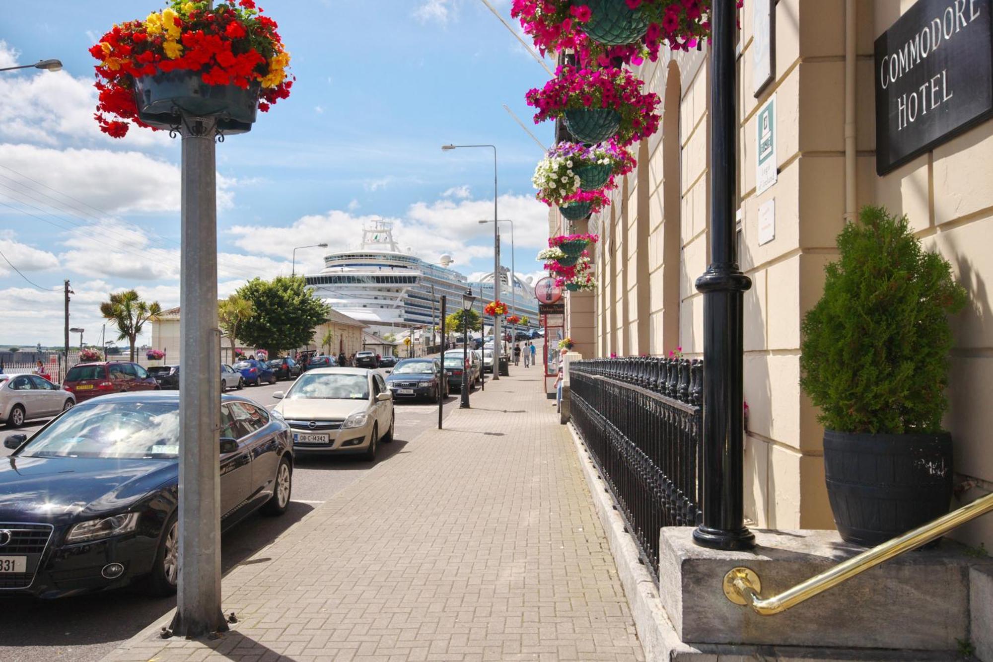 Commodore Hotel Коб Екстериор снимка