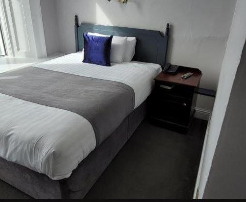 Commodore Hotel Коб Екстериор снимка