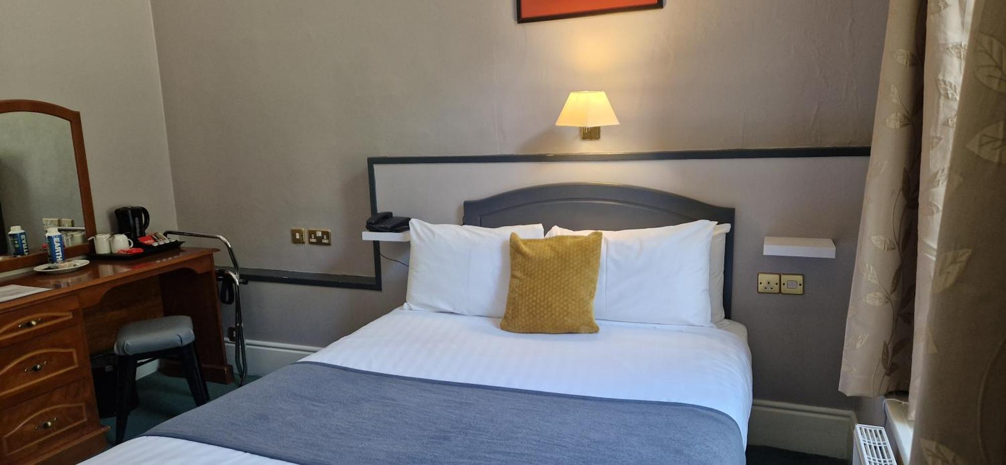 Commodore Hotel Коб Екстериор снимка