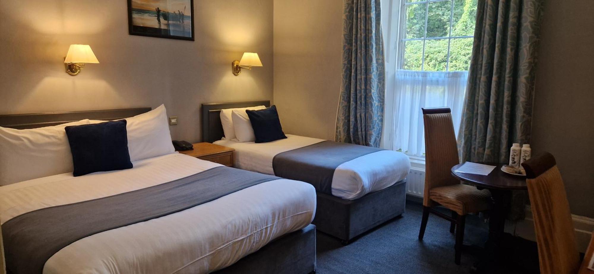 Commodore Hotel Коб Екстериор снимка