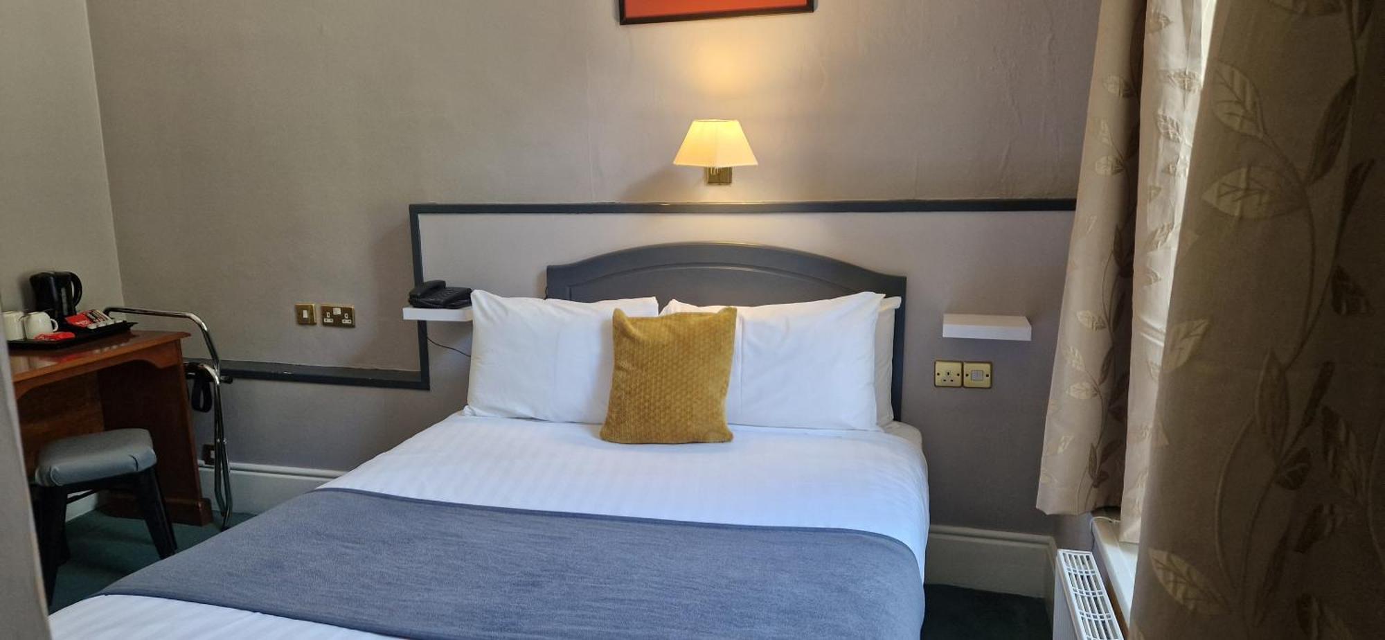 Commodore Hotel Коб Екстериор снимка