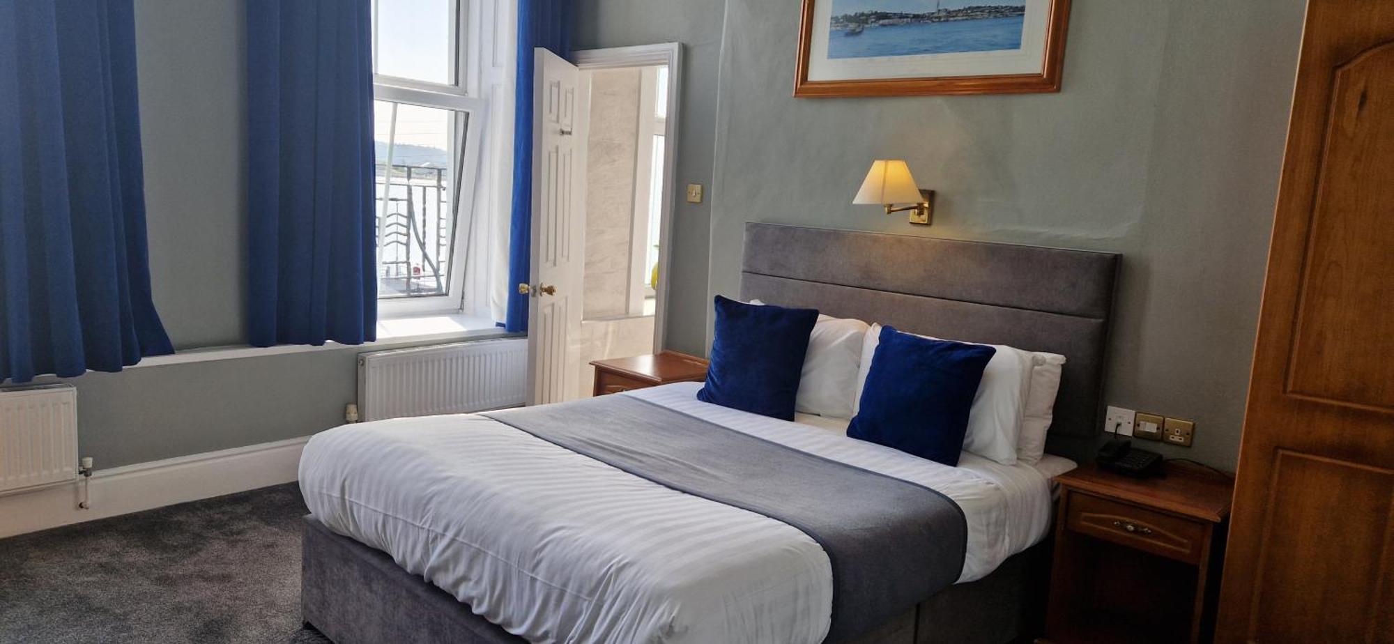 Commodore Hotel Коб Екстериор снимка