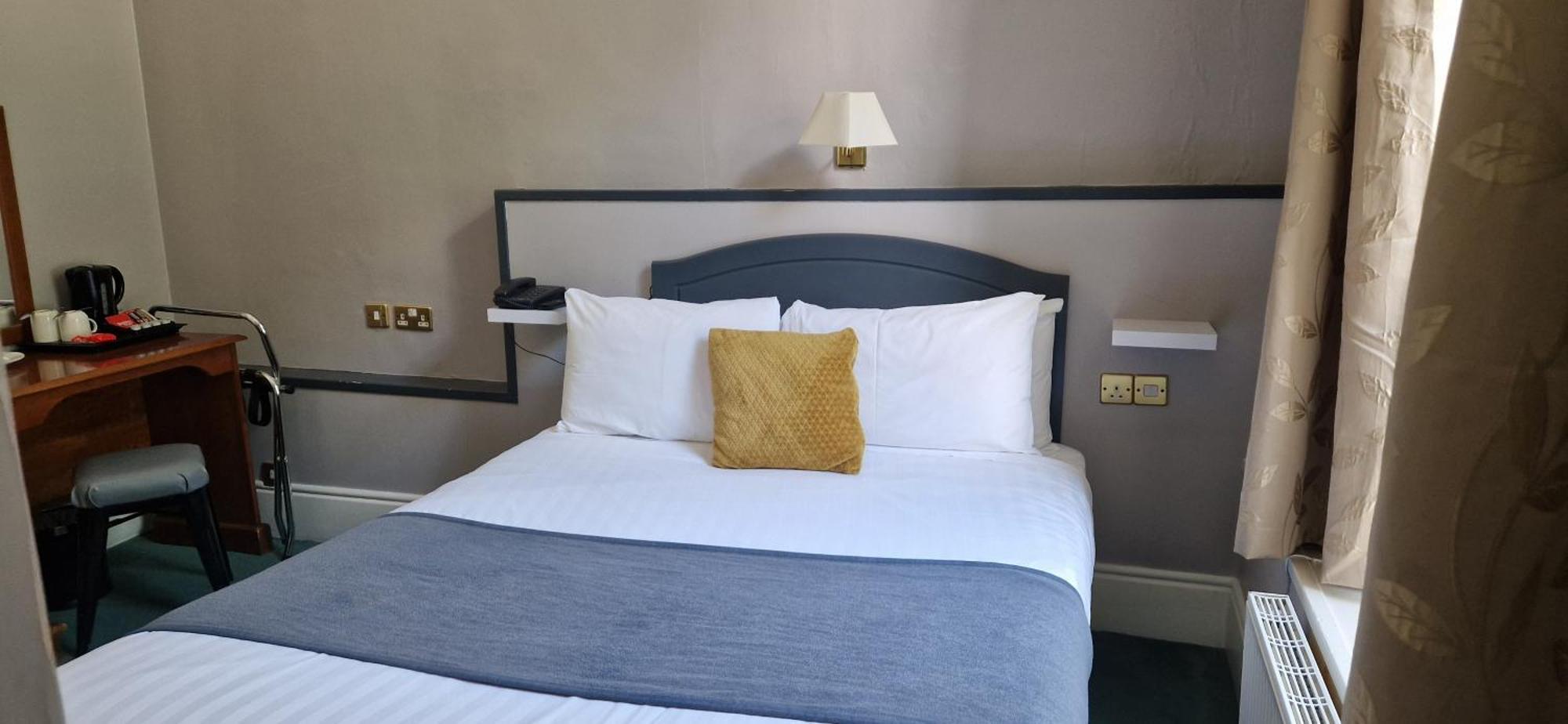 Commodore Hotel Коб Екстериор снимка