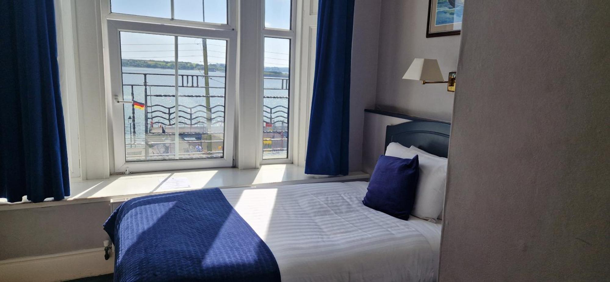 Commodore Hotel Коб Екстериор снимка