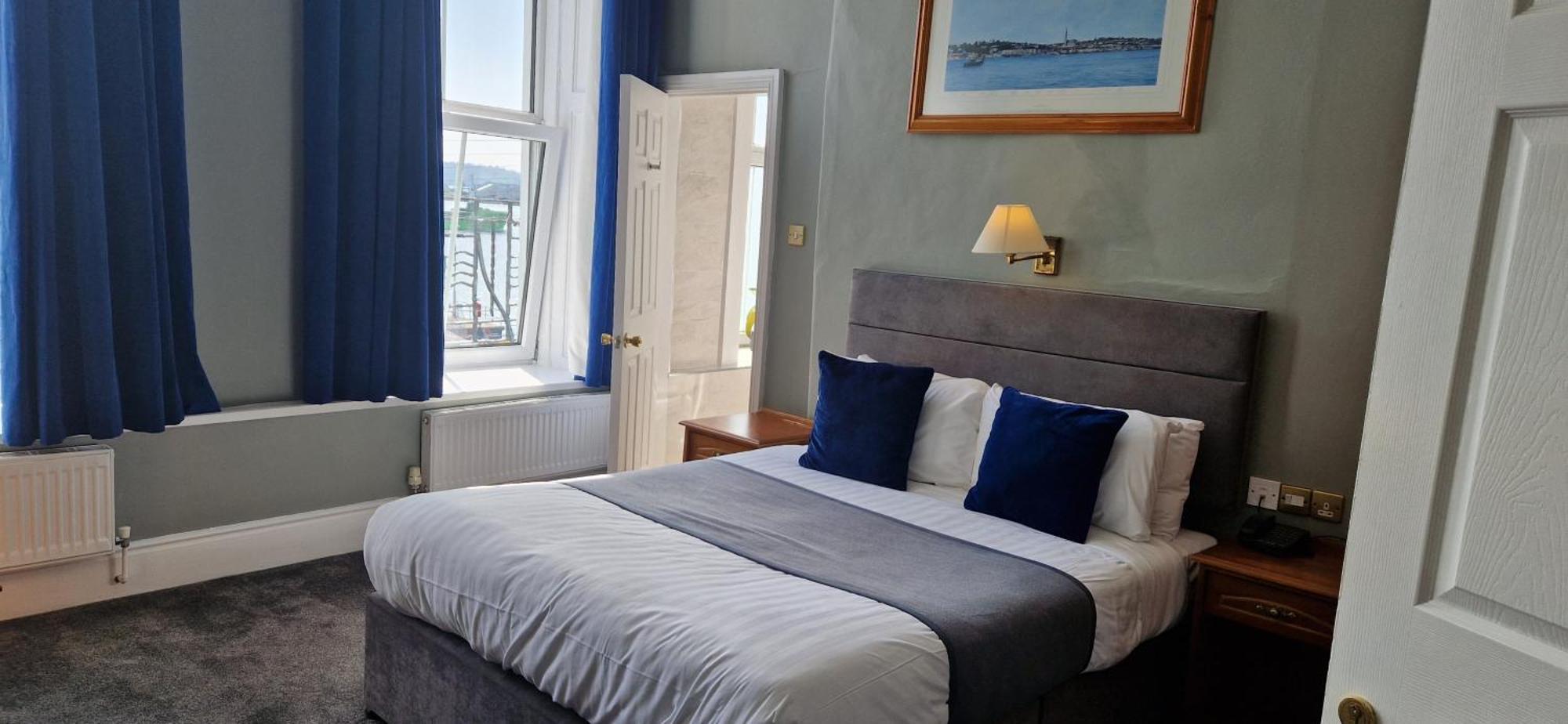 Commodore Hotel Коб Екстериор снимка