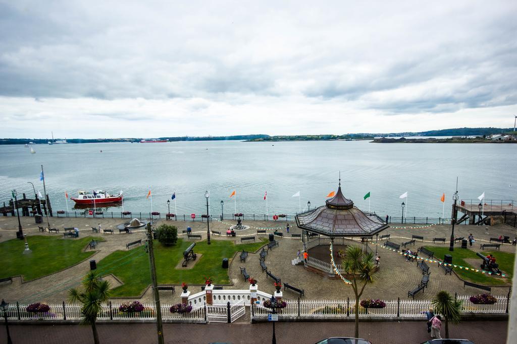 Commodore Hotel Коб Екстериор снимка