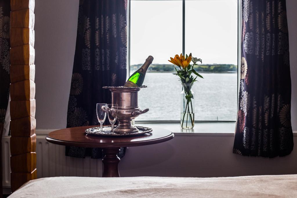 Commodore Hotel Коб Екстериор снимка