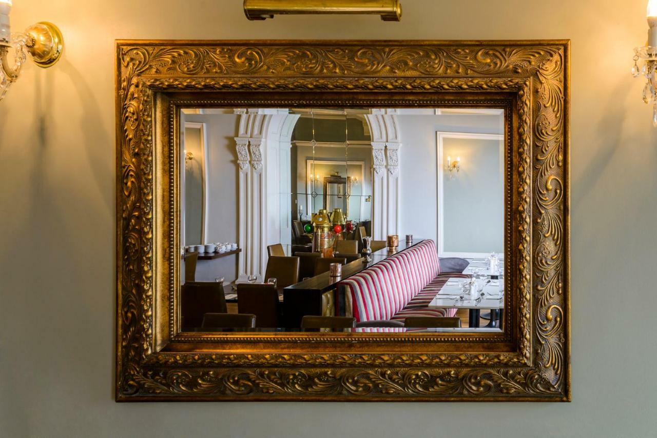 Commodore Hotel Коб Екстериор снимка