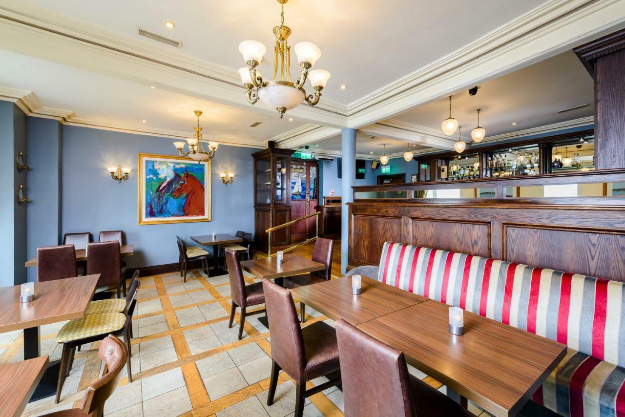 Commodore Hotel Коб Екстериор снимка