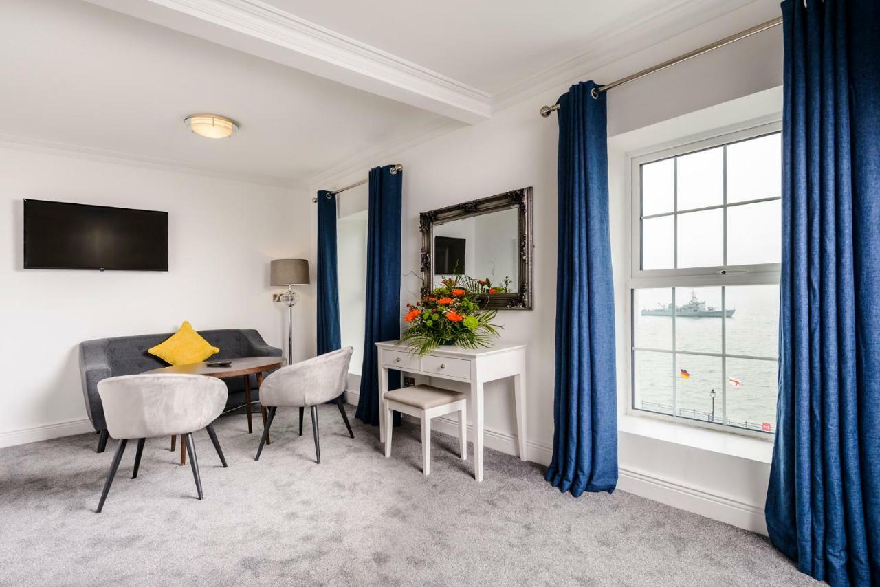 Commodore Hotel Коб Екстериор снимка
