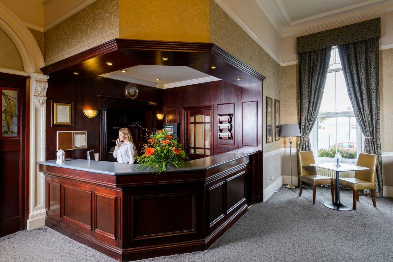 Commodore Hotel Коб Екстериор снимка